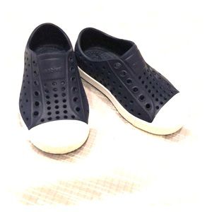 EUC Native Jefferson Toddler Size 7 Navy and White